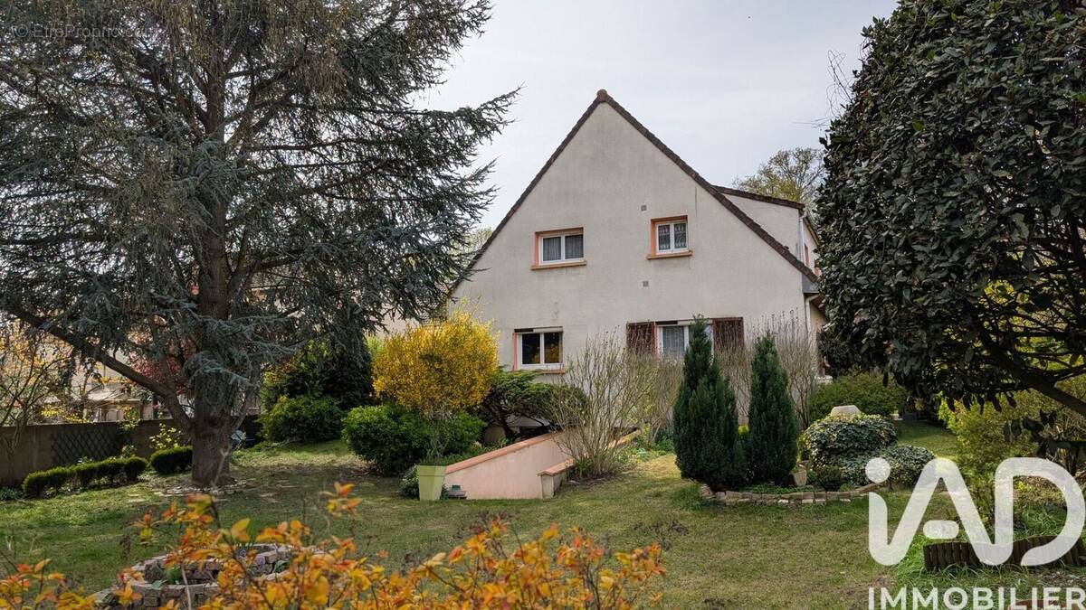 Maison 258 m² à Osny  - photo 1