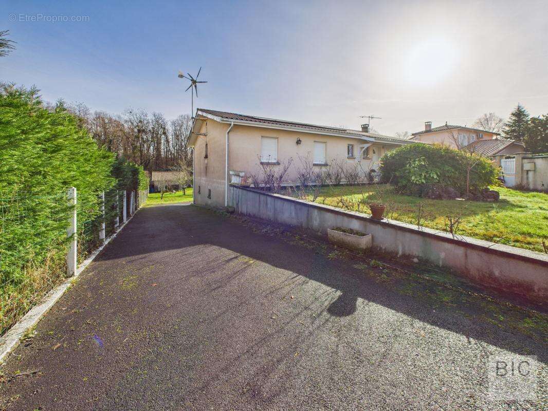 A vendre jolie maison à faible émission avec grand jardiin, atelier, garage et piscine - photo 16