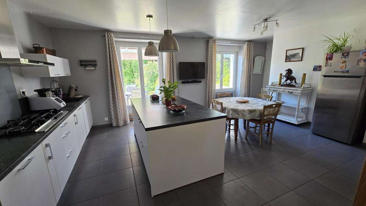 Maison 235 m² à Queaux  - photo 8