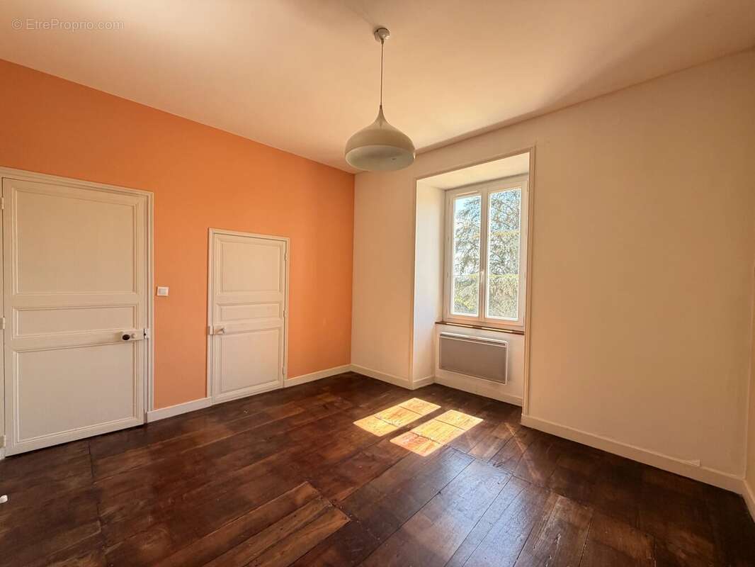 Charmante propriété de caractère avec plus de 2 hectares, grange, cave voûtée et dépendance aménageable à proximité de Ruffec - photo 9