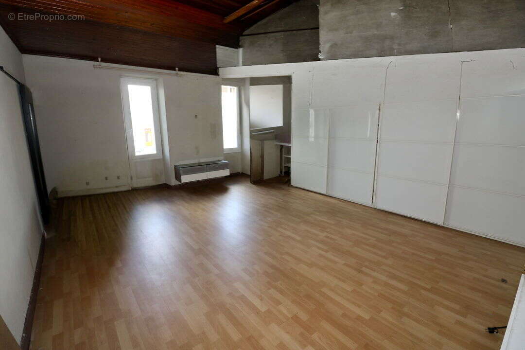 Maison de village, espace jour 80 m², séjour avec cheminée, - Maison à VILLANDRAUT