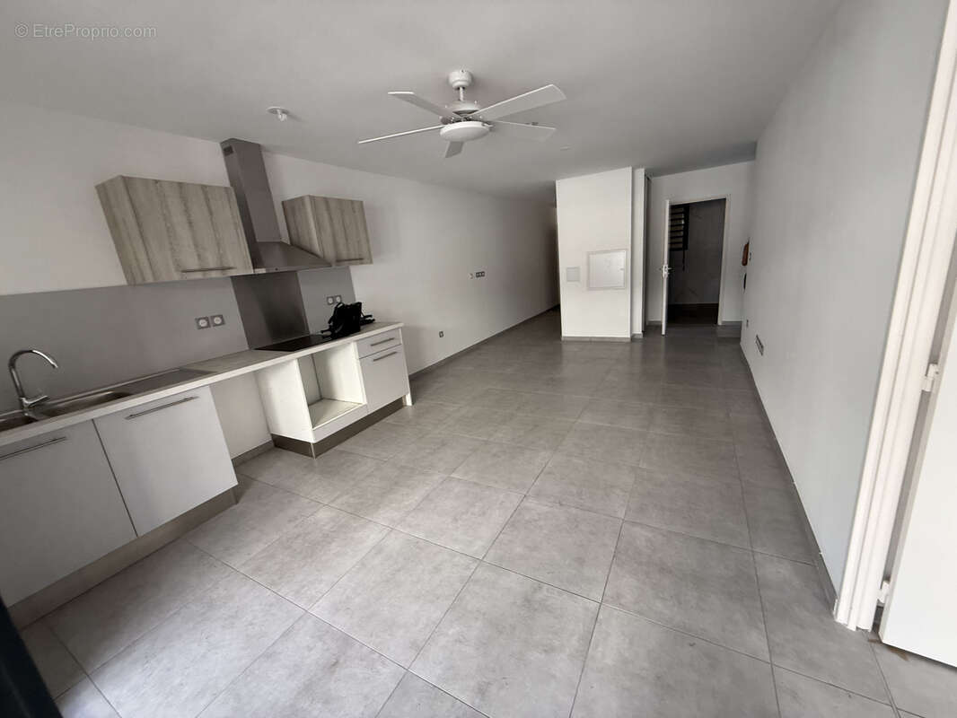 F4 de 78  m2 et terrasse 19 m2 en centre ville Saint Denis. - photo 9
