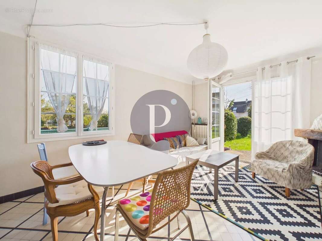 Maison à VERRIERES-LE-BUISSON