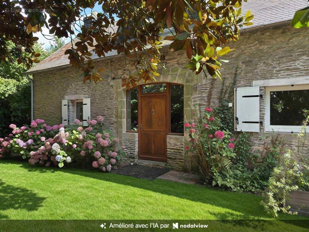 Maison à CHATEAUNEUF-DU-FAOU