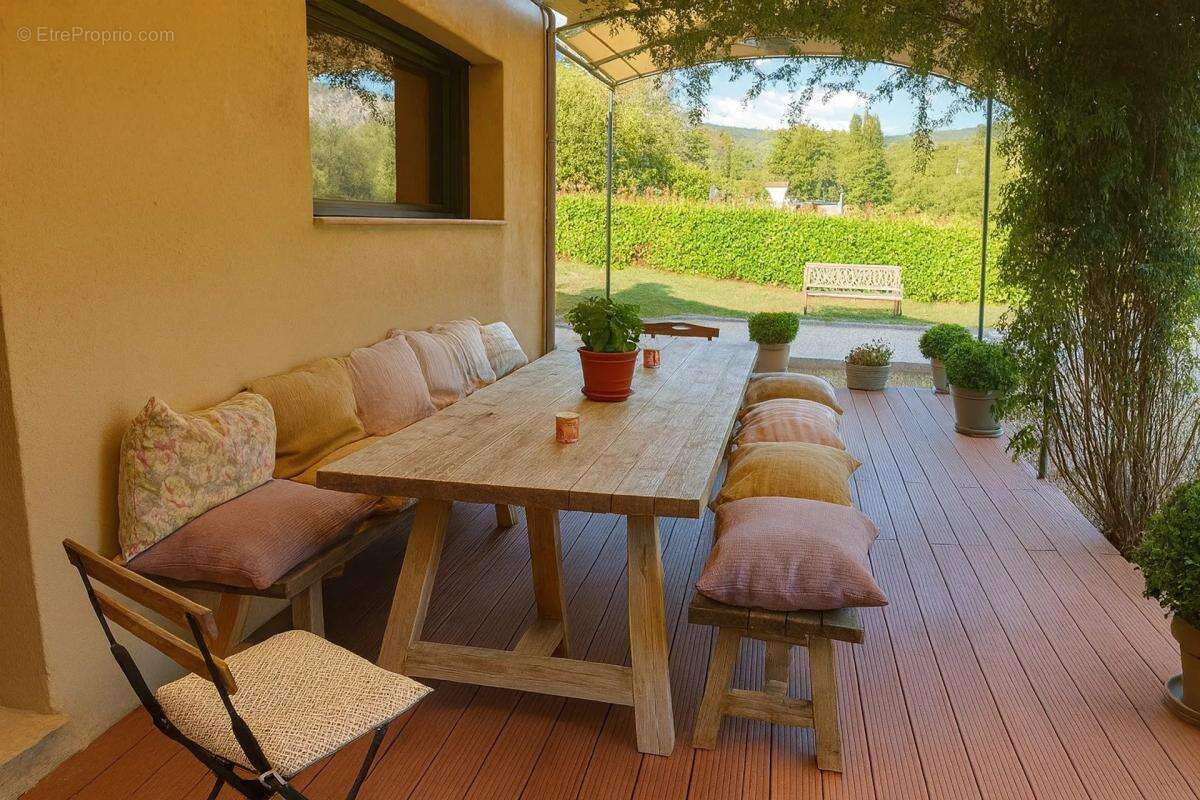 Maison à LA ROQUE-ESCLAPON