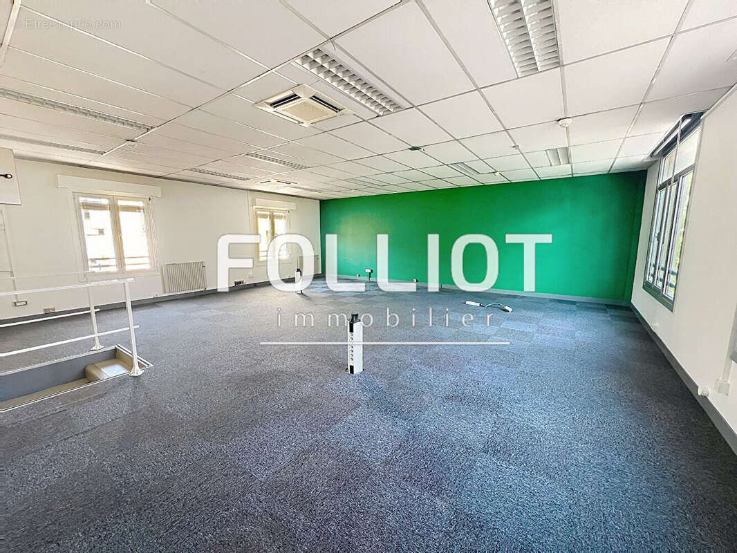 A vendre  saint lo  centre ville  50000   2500 m2 de bureaux - photo 9