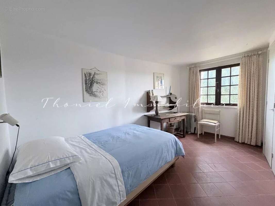 À vendre dans le village de Grimaud : Ensemble de deux maisons de village à rénover, avec terrasse et jardinet - photo 12