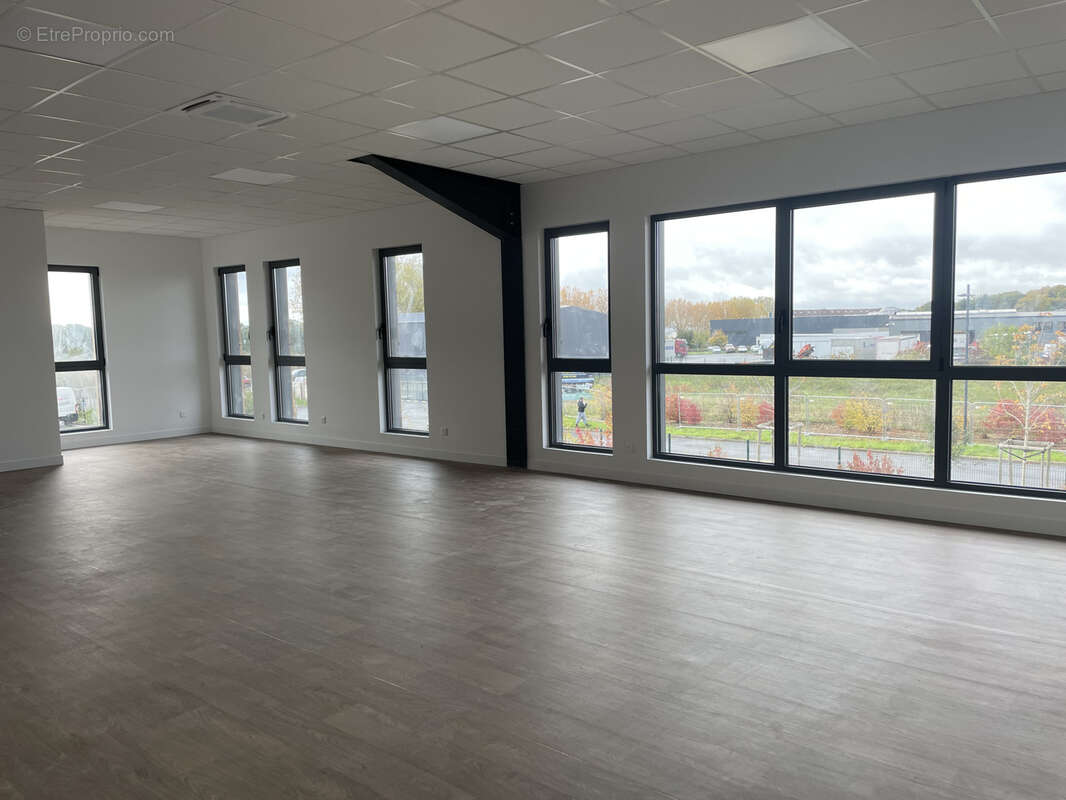 Commerce à LABOISSIERE-EN-THELLE