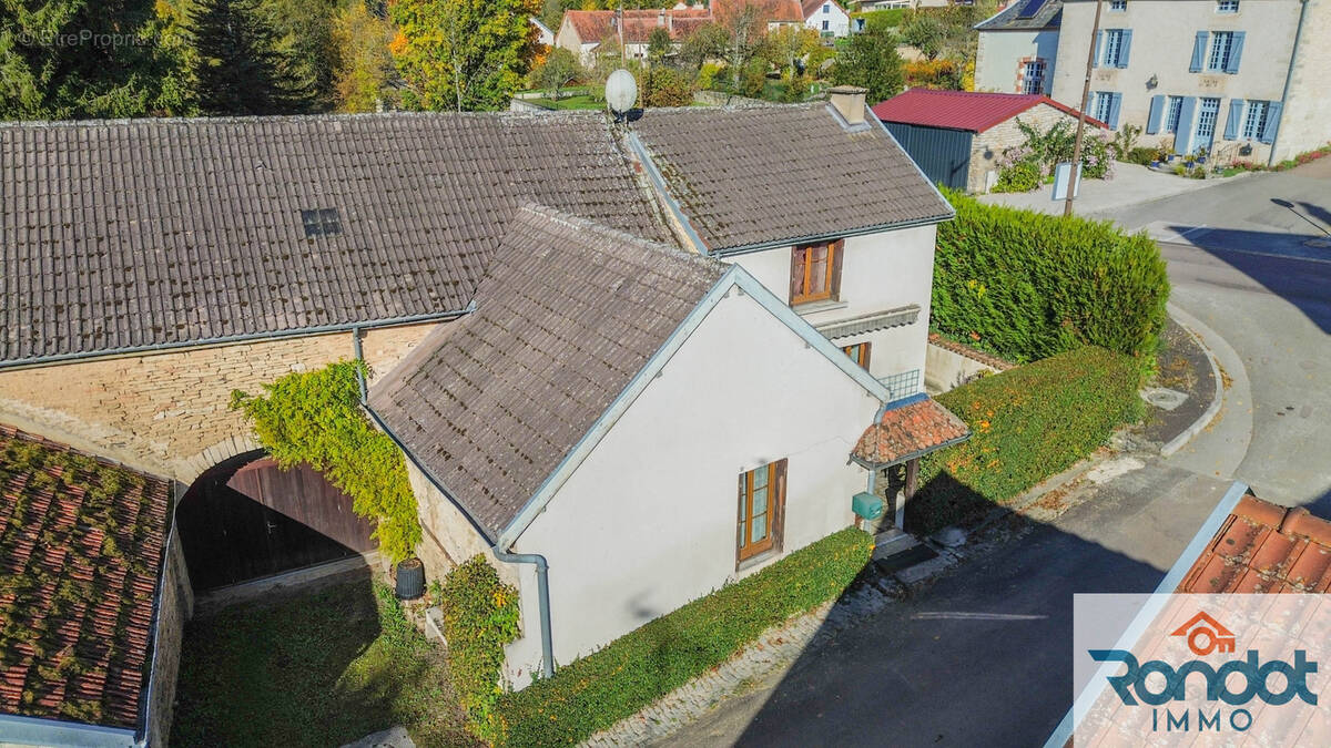 Maison à COURTIVRON