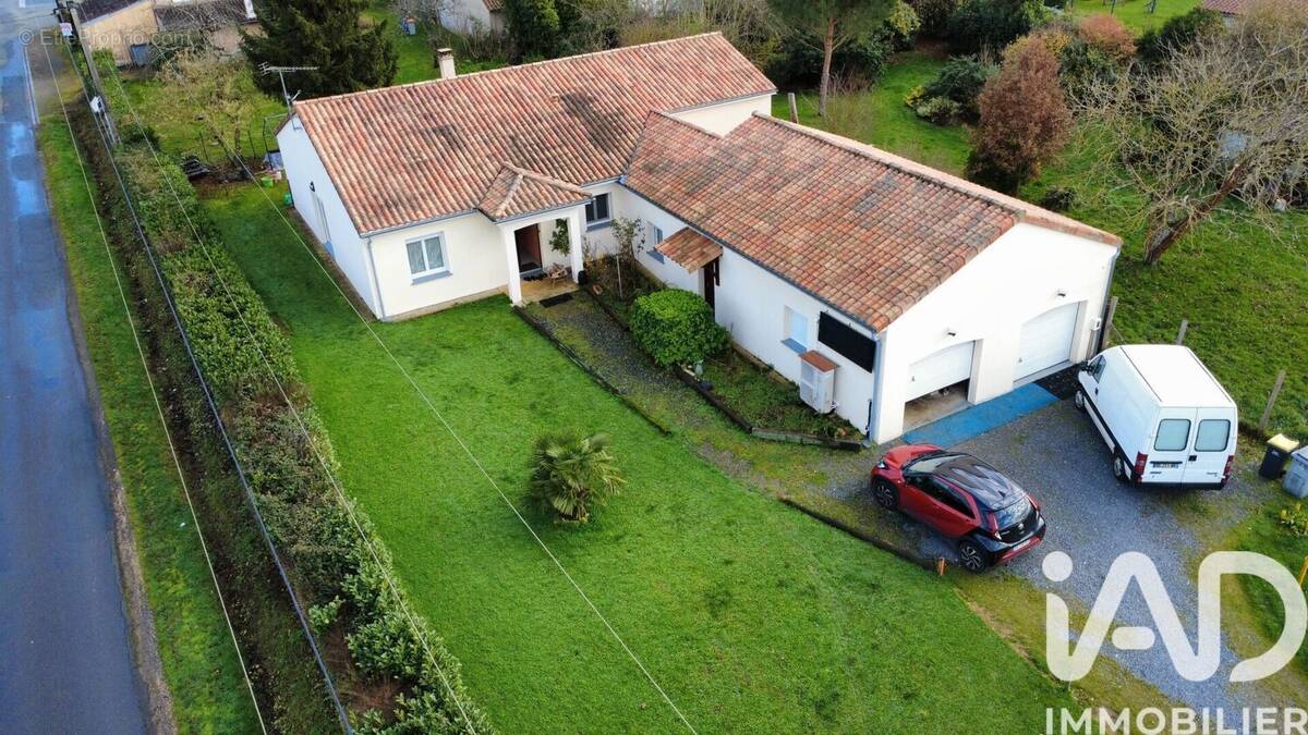 Photo 1 - Maison à NIEUIL-L'ESPOIR