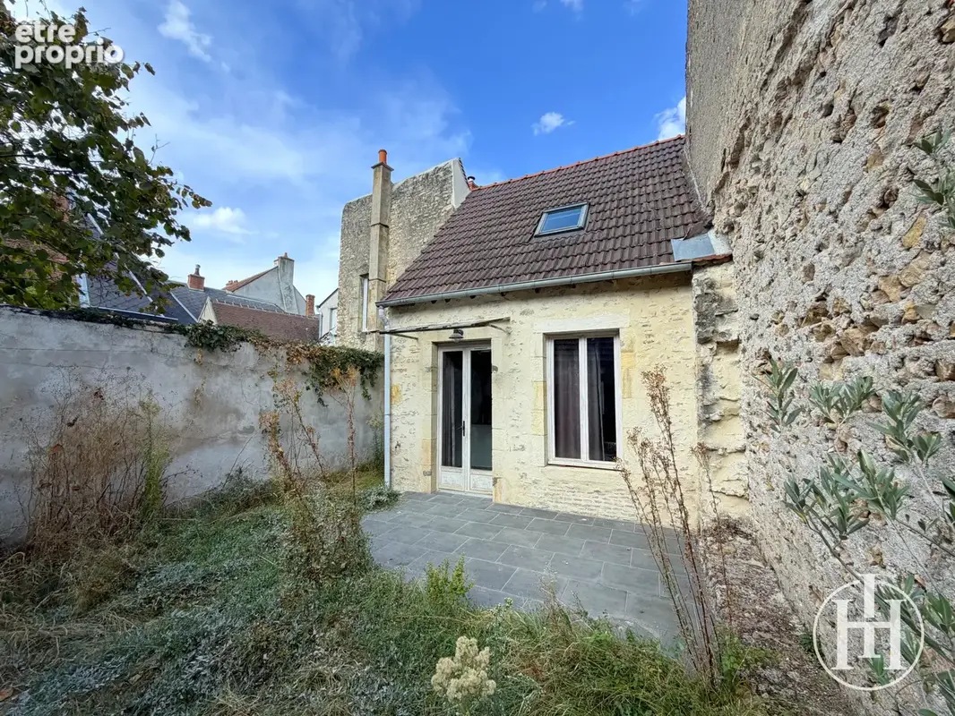 Ensemble de deux maisons au charme atypique, avec cours et dépendances. - photo 8