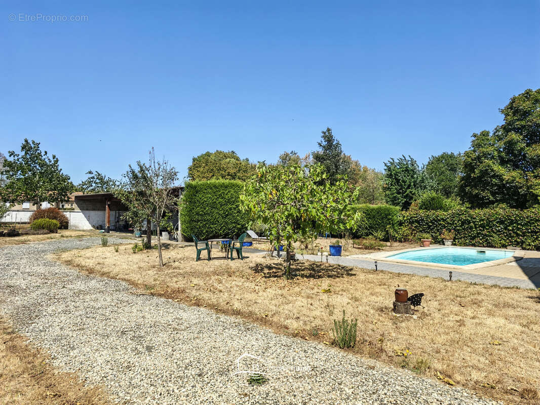 Maison avec piscine et grand garage - photo 12