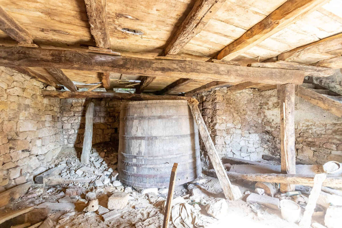 Ruin to renovate in a village - photo 10