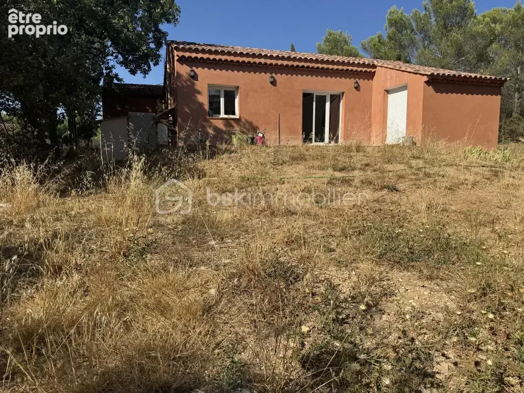 À Rocbaron (83136), superbe villa de plain-pied entièrement rénovée avec 3 chambres et grand terrain - photo 16