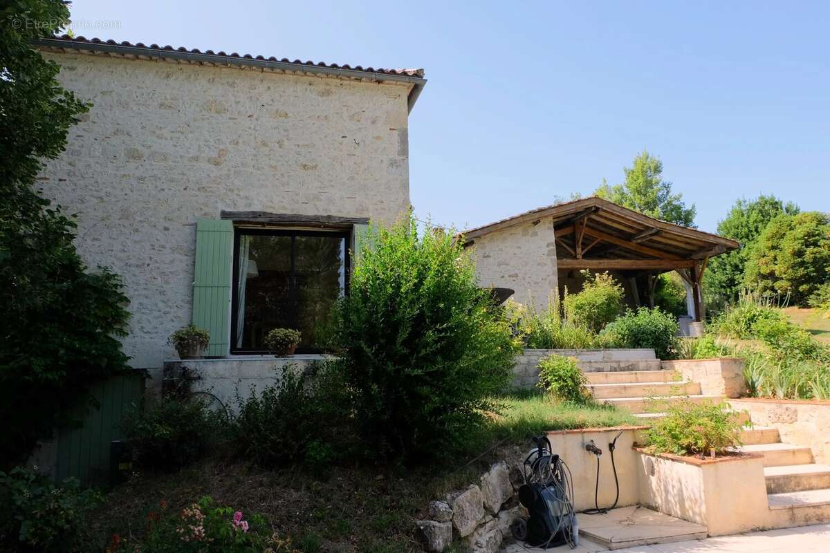 Impressionnante maison en pierre avec piscine et jardins très privés - photo 15
