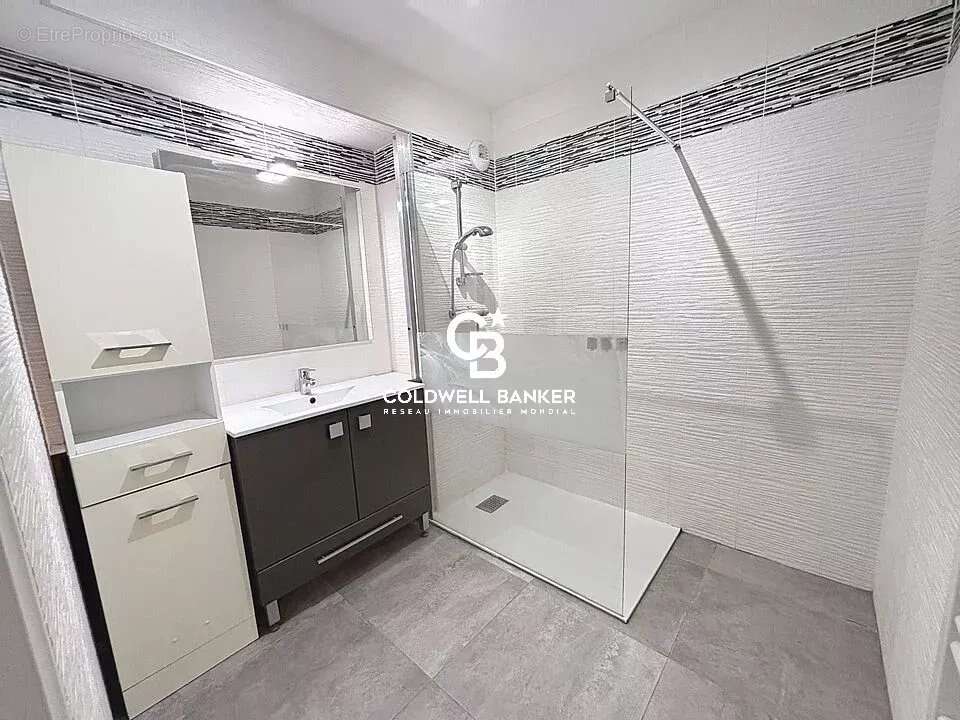 Valescure T2 dans résidence de standing avec piscine - photo 8