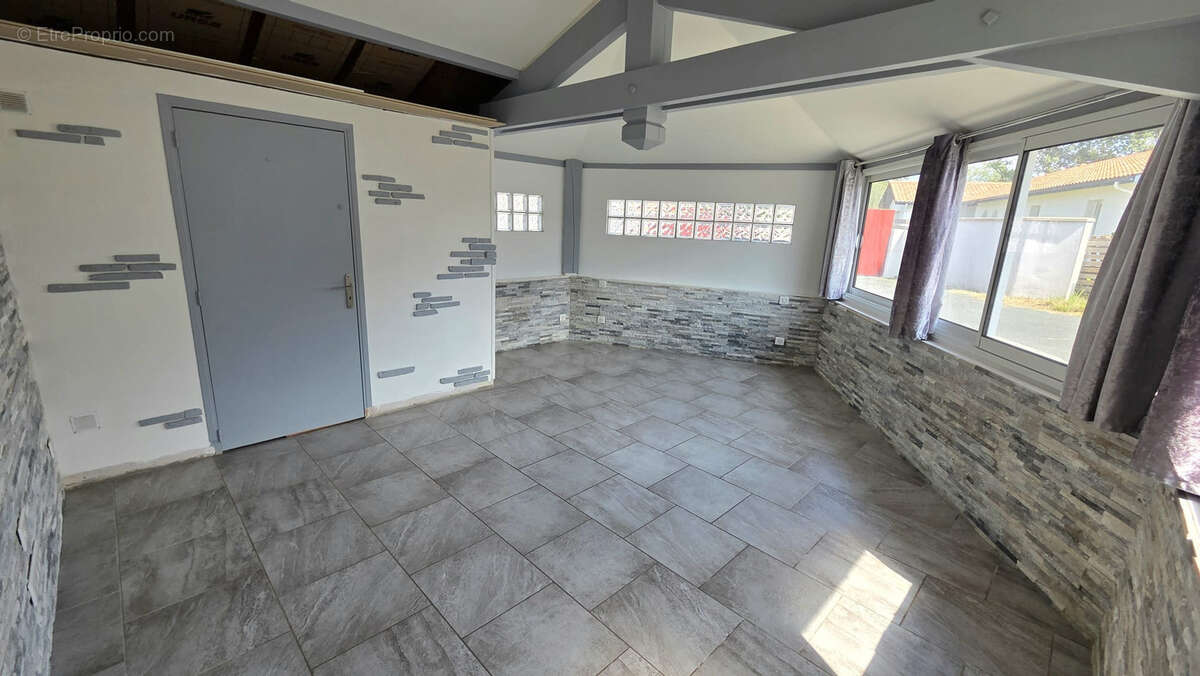 Appartement rdc t2 56m2 carrez + terrasse + parking exterieur - photo 5
