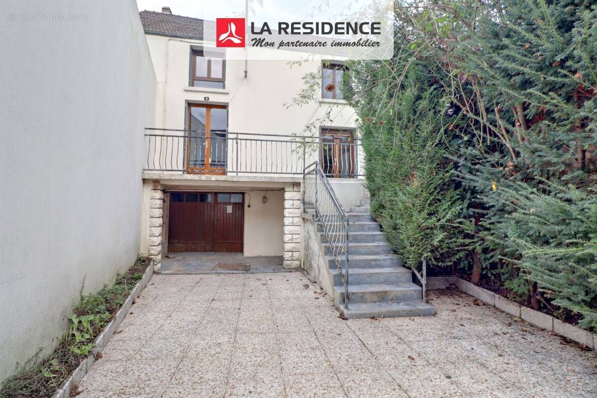 Maison à MAURECOURT