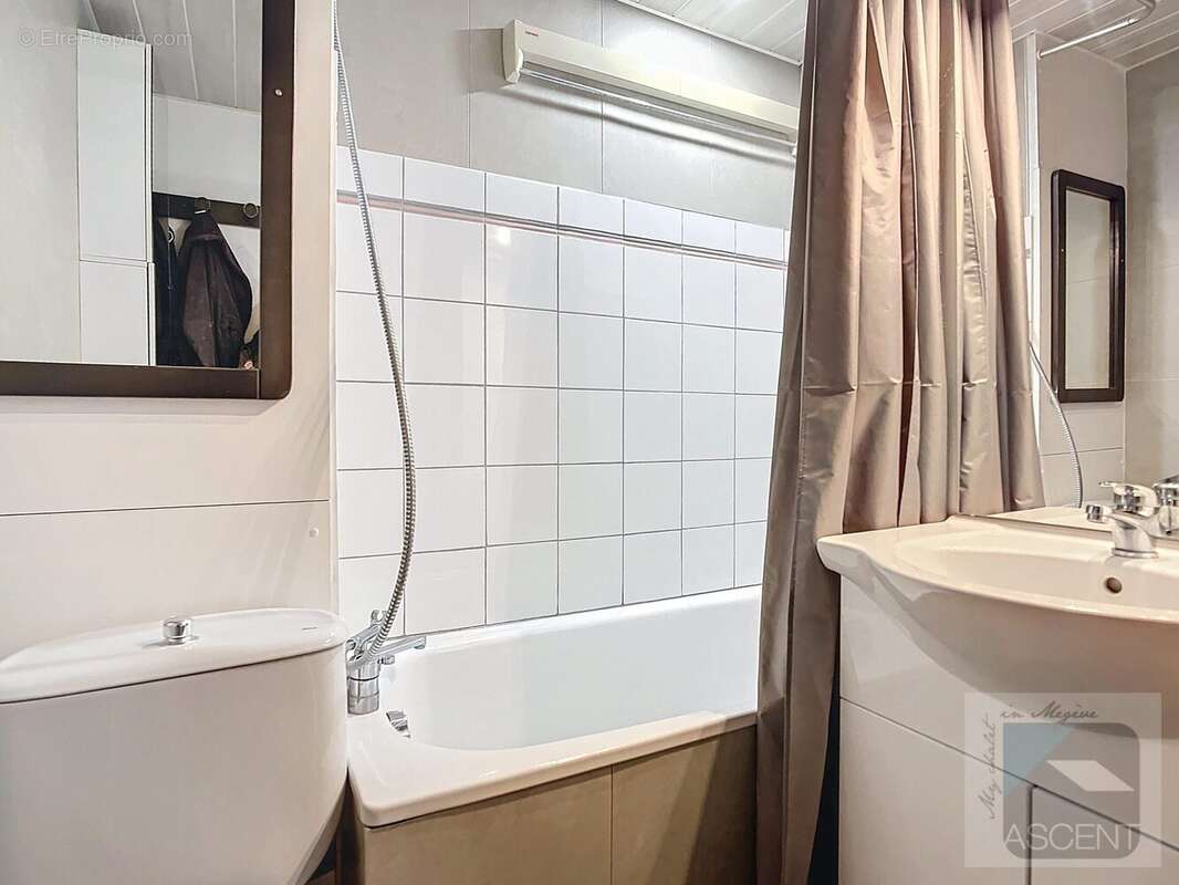 Salle de bain avec toilettes - Appartement à MEGEVE