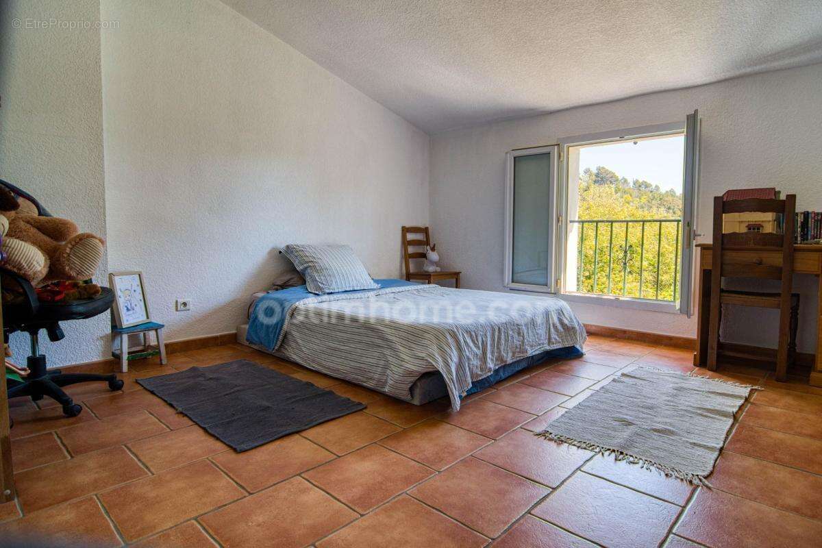 Superbe Villa de 8 Pièces à Cotignac (83) – 182 m² habitables avec piscine, sur 2500 m² de terrain paysager - photo 9