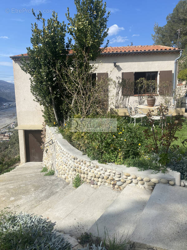 Maison à CASTAGNIERS