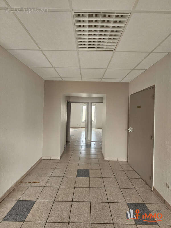 Appartement 80 m² à Saint-Genest-Lerpt  - photo 6