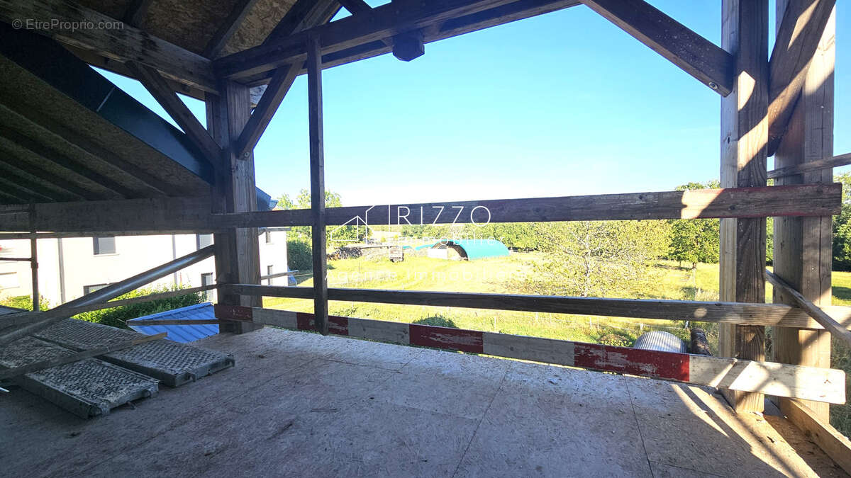 CHEVRY, Attique en duplex, T5 de 137m2 dans grange rénovée - photo 2