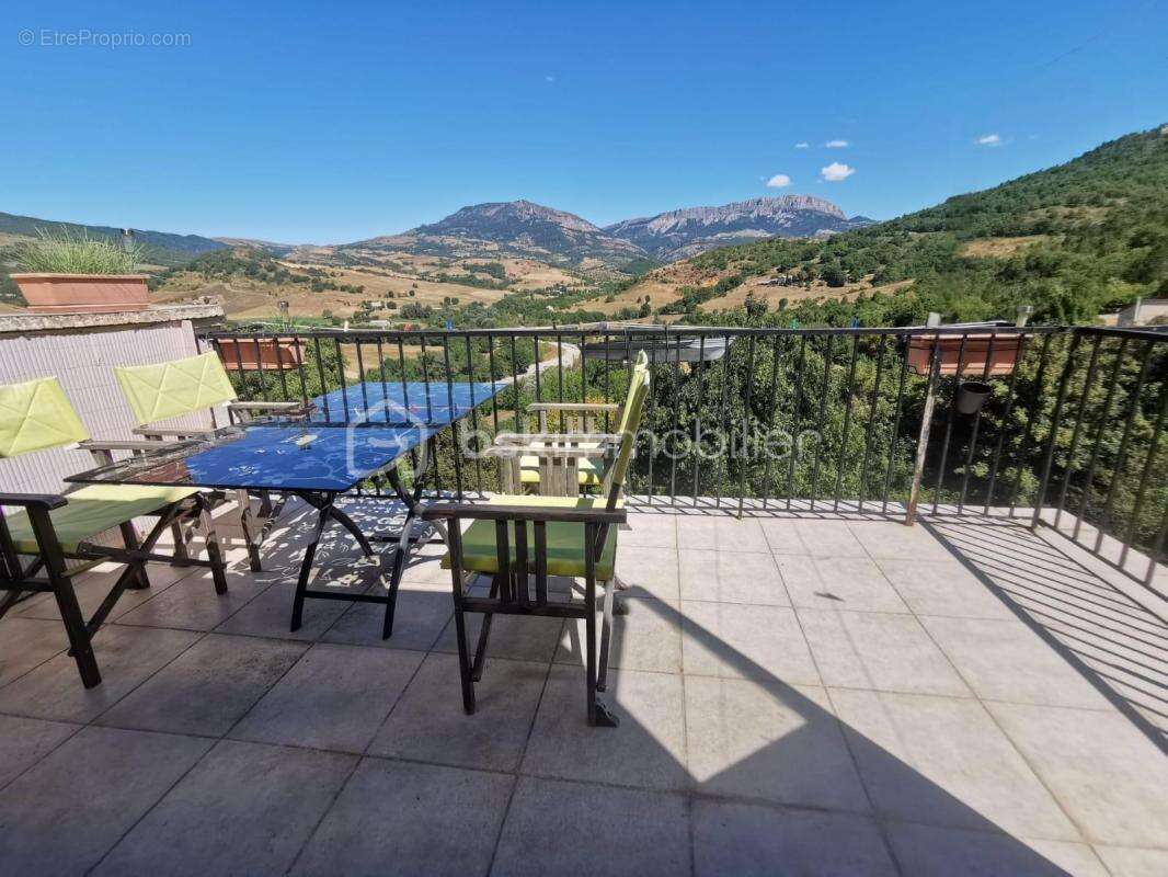 THOARD – Maison de village avec vue imprenable et fort potentiel locatif - photo 3