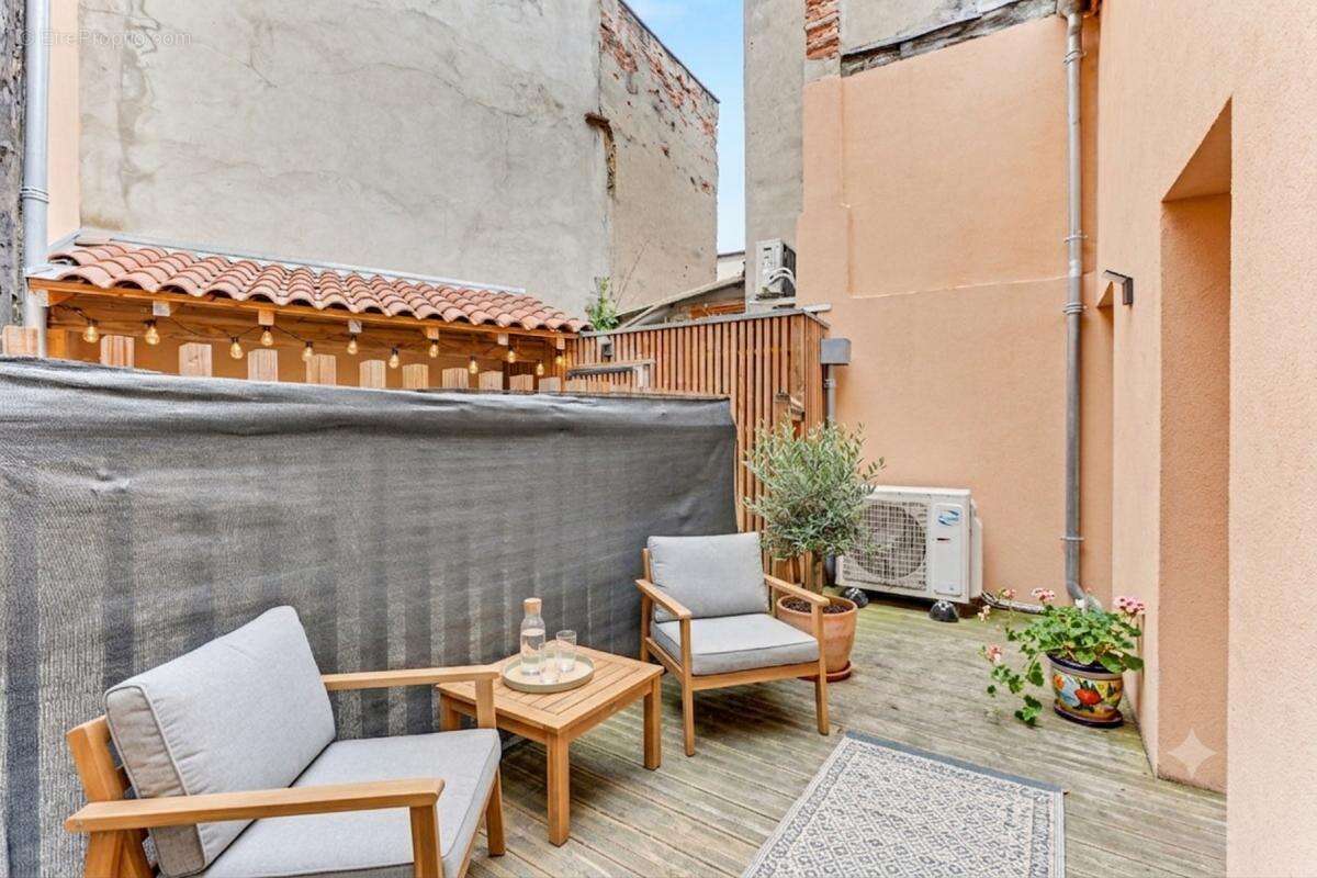Saint-Sernin – Véritable cocon T3 duplex avec terrasse dans une chartreuse rénovée - photo 4