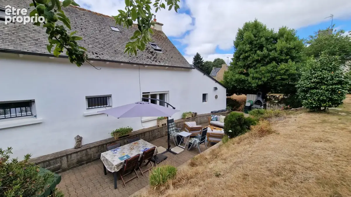 CÔTES D'ARMOR Maison de village de 3 chambres, renovée, bien présentée, avec garage, terrasse, stationnement et grand jardin, à  - photo 16