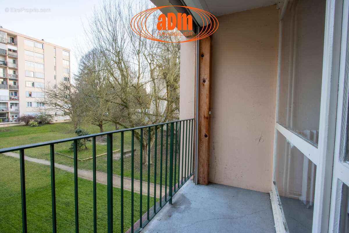 Avenue Clémenceau  Appartement F3 avec balcon, parking et cave - photo 2
