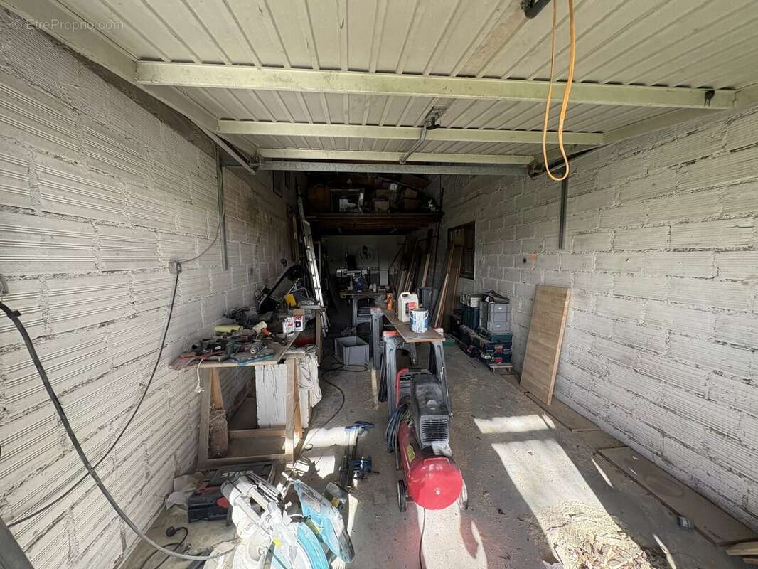 Commerce à LA SALVETAT-SAINT-GILLES