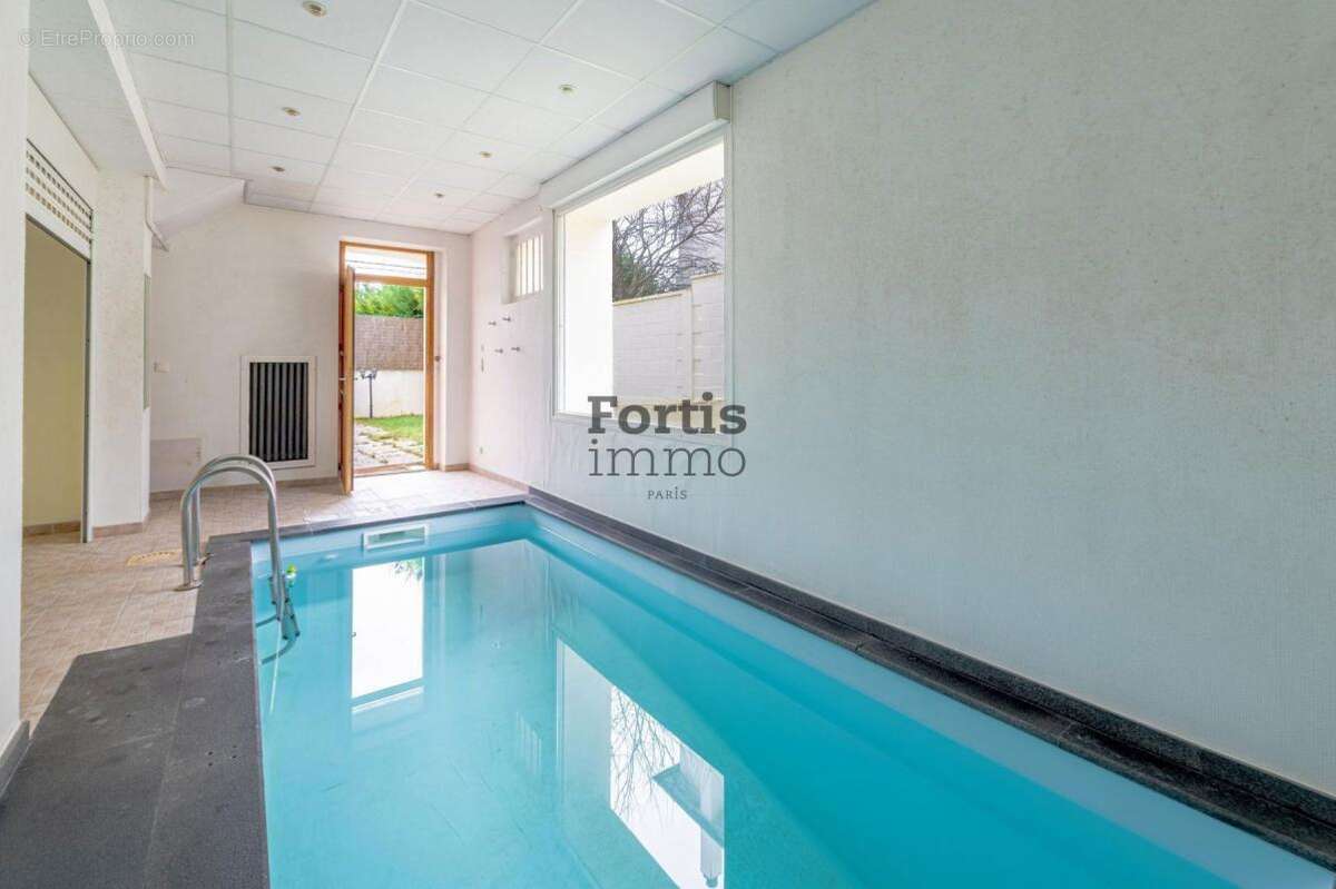 Maison à LE MESNIL-LE-ROI