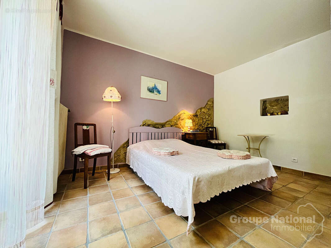 Maison à SAINT-LAURENT-DE-CARNOLS