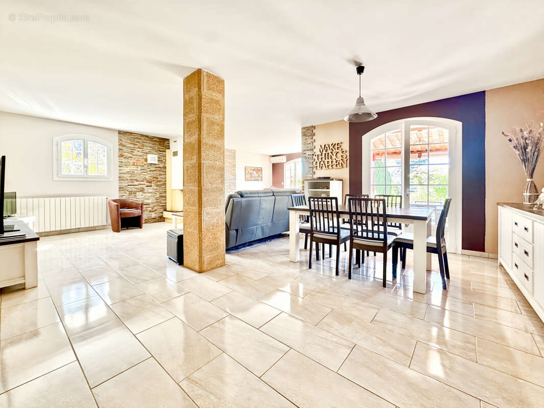 Maison à VENTABREN