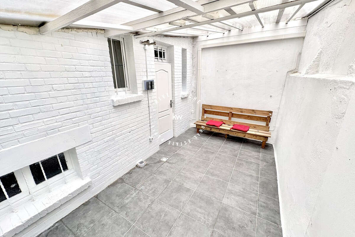 Patio sur cuisine (arrière de la maison)