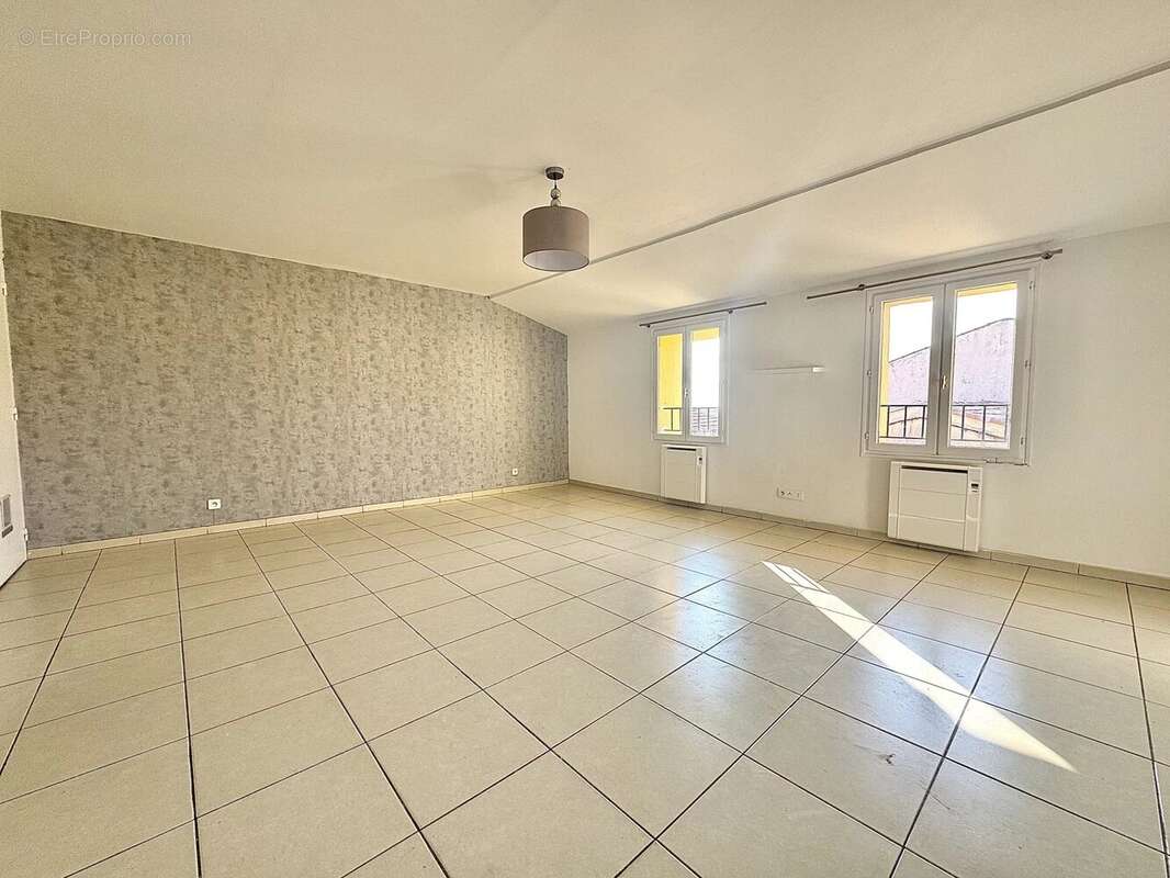 Appartement à SAINT-LAURENT-DU-VAR