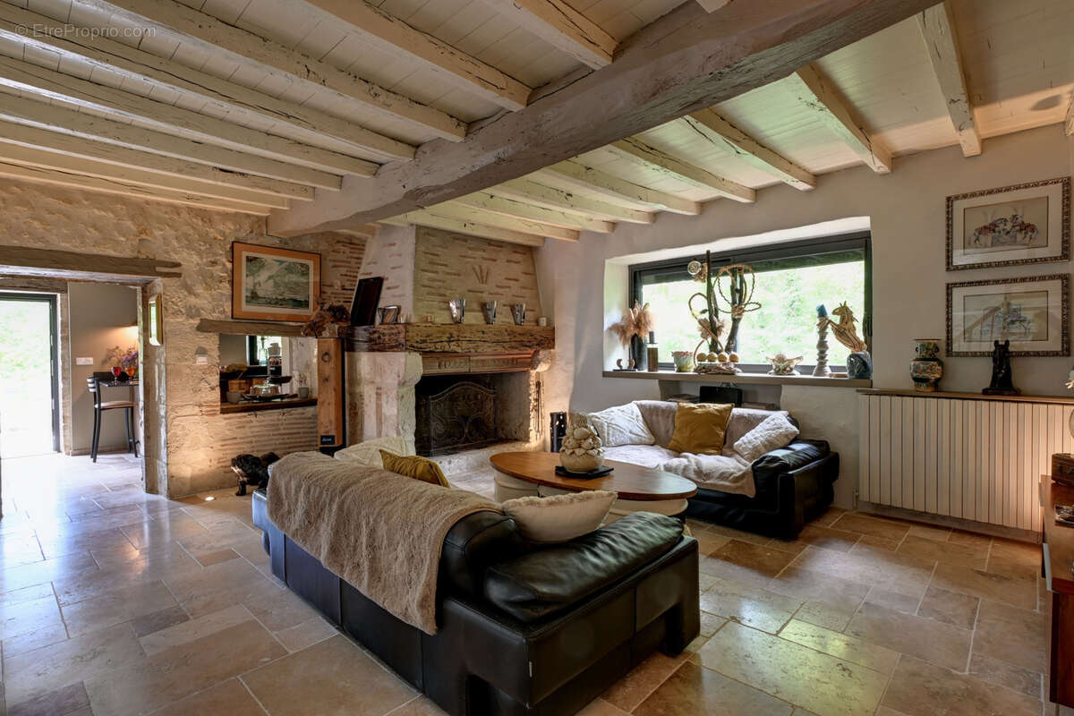 Maison à SAINT-BEAUZEIL