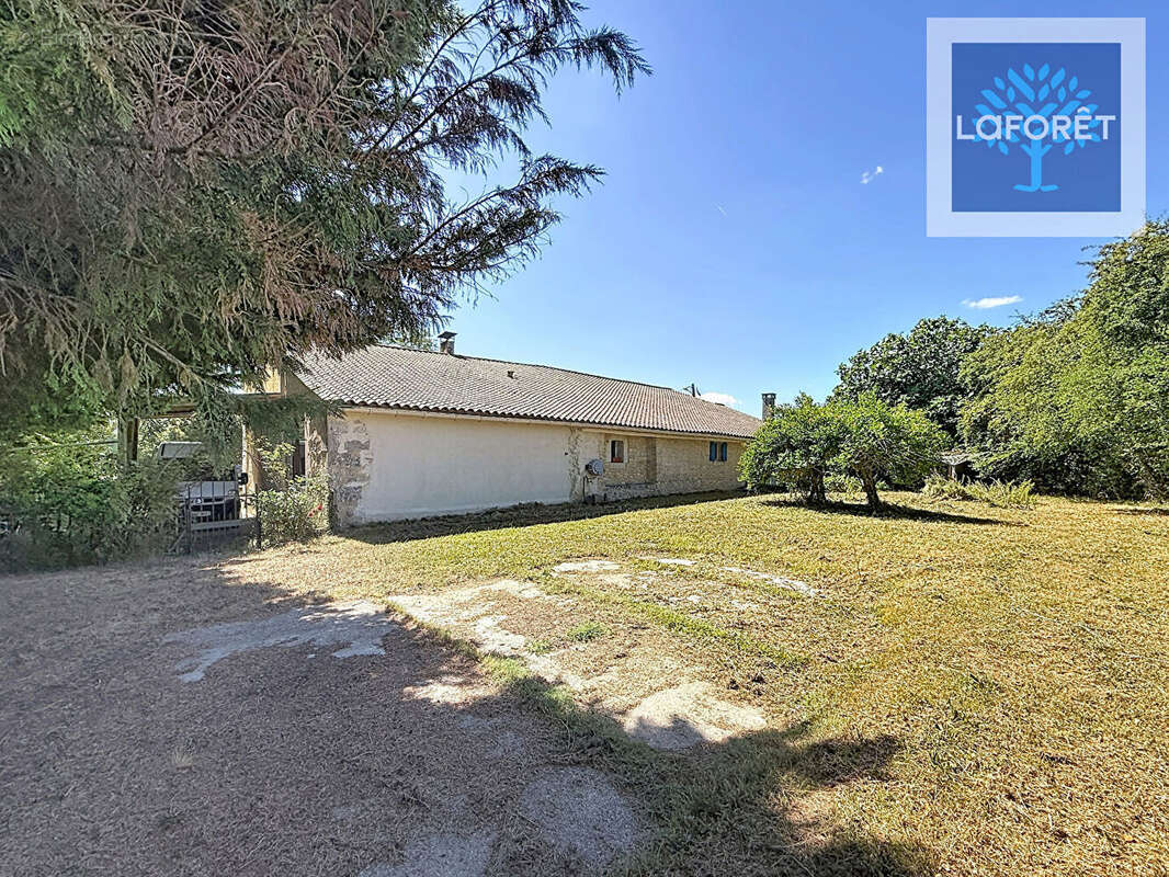 Authentique longère familiale avec vaste terrain arboré de plus de 7 000 m² - photo 8