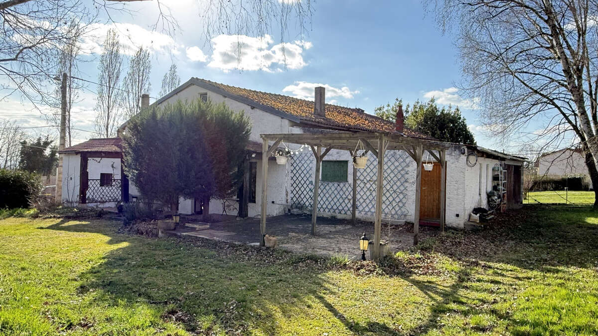 Maison de campagne familiale à rénover entièrement avec grand terrain et dépendances - photo 3