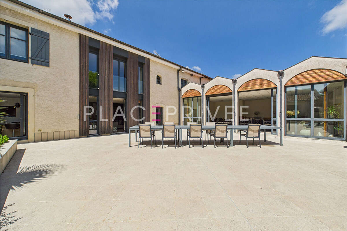 Maison de caractère avec jardin et garages - photo 2