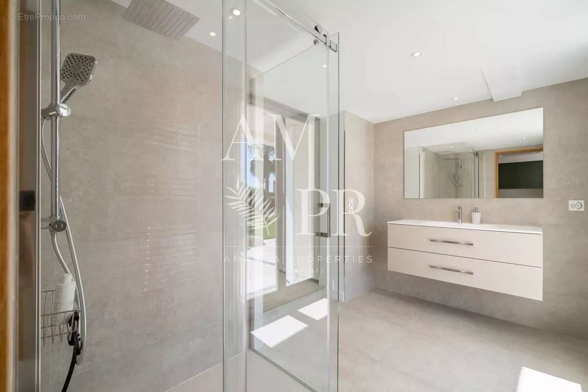Cannes Californie – Élégance Contemporaine et Vue Mer d’Exception dans un Domaine Privé - photo 32