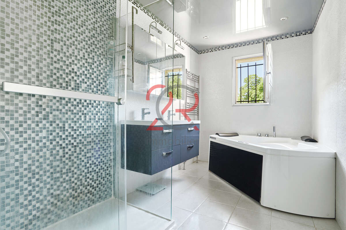 Maison familiale de 197m2 sur une parcelle totale de 691m2. - photo 11