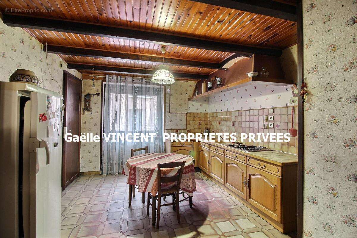 PELUSSIN CENTRE 42410 Maison  de village en pierres avec extérieur 134m² 3 chambres - photo 9