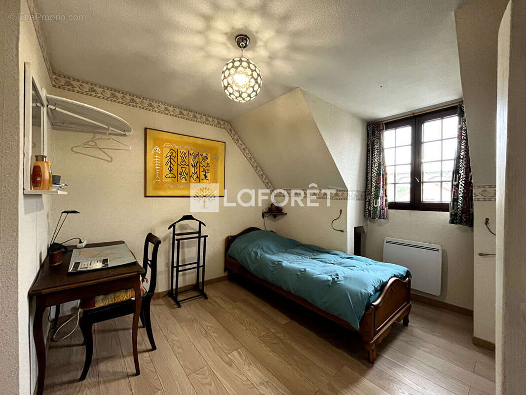 Aux portes du Vésinet, découvrez cette maison familiale offrant 5 chambres, une chambre de plain-pied et un espace indépendant. - photo 9