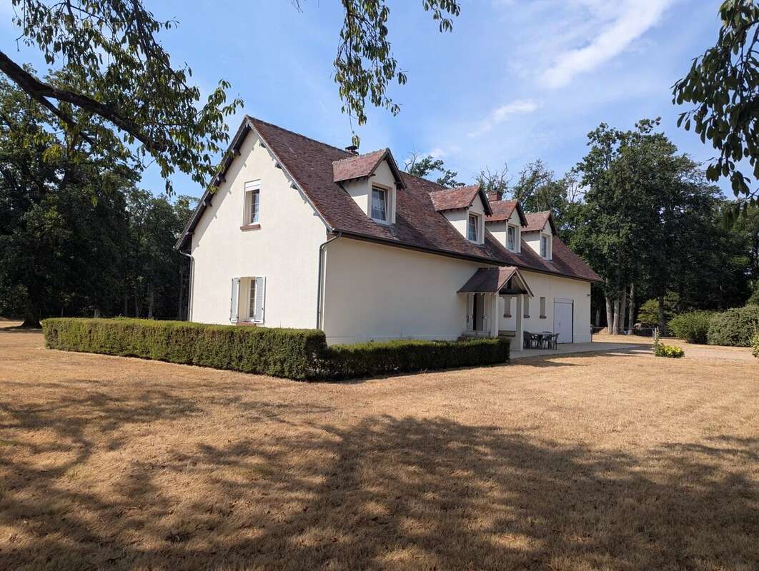 Maison de 218 m² sur une superbe parcelle de 15 948 m² - photo 2