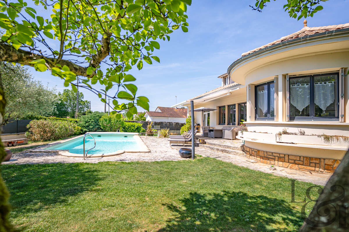 A vendre secteur Casseneuil belle villa de caractère de 7 pièces, avec piscine. - photo 2