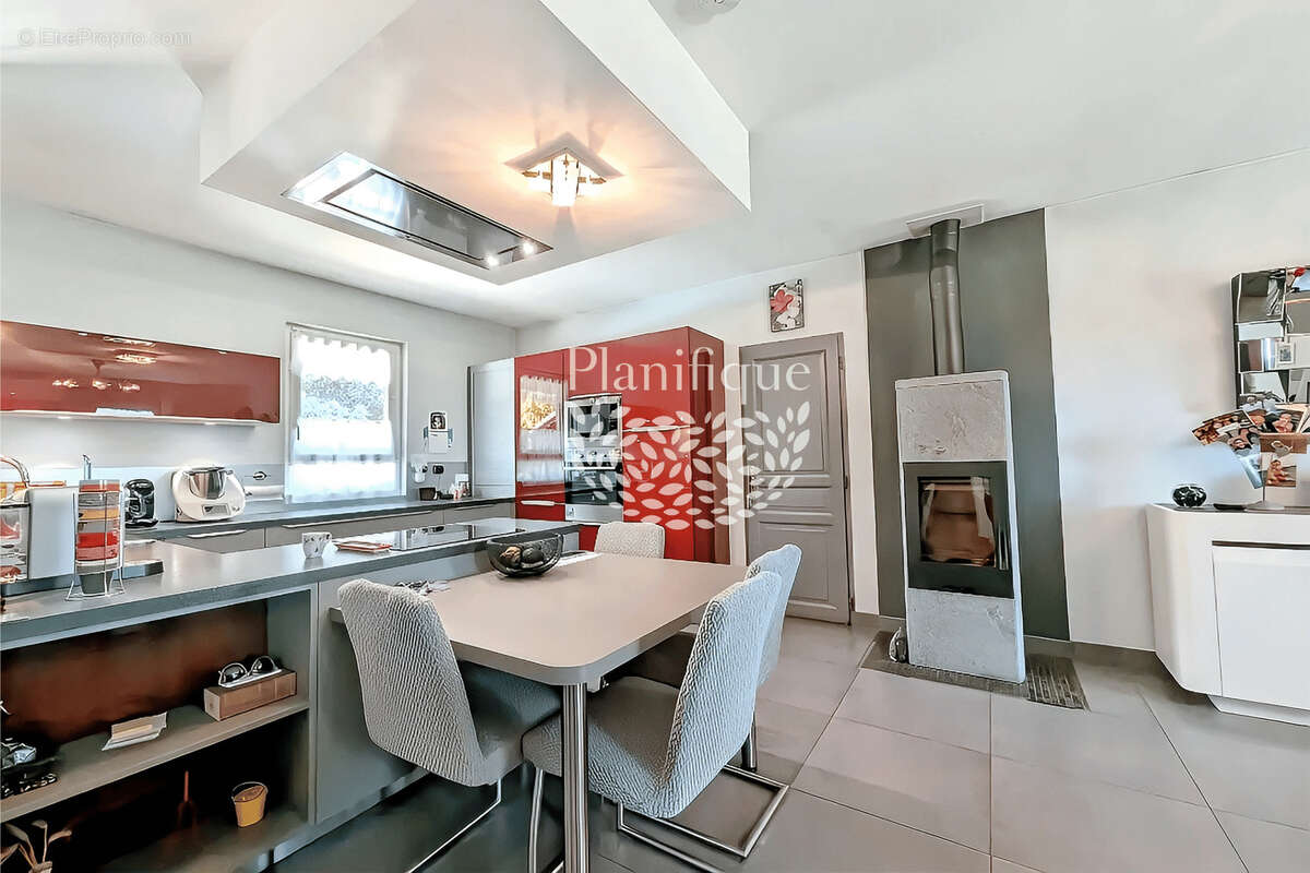 Maison à VETRAZ-MONTHOUX