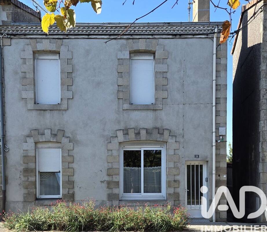 Photo 1 - Maison à SAINT-PIERRE-DES-ECHAUBROGNES