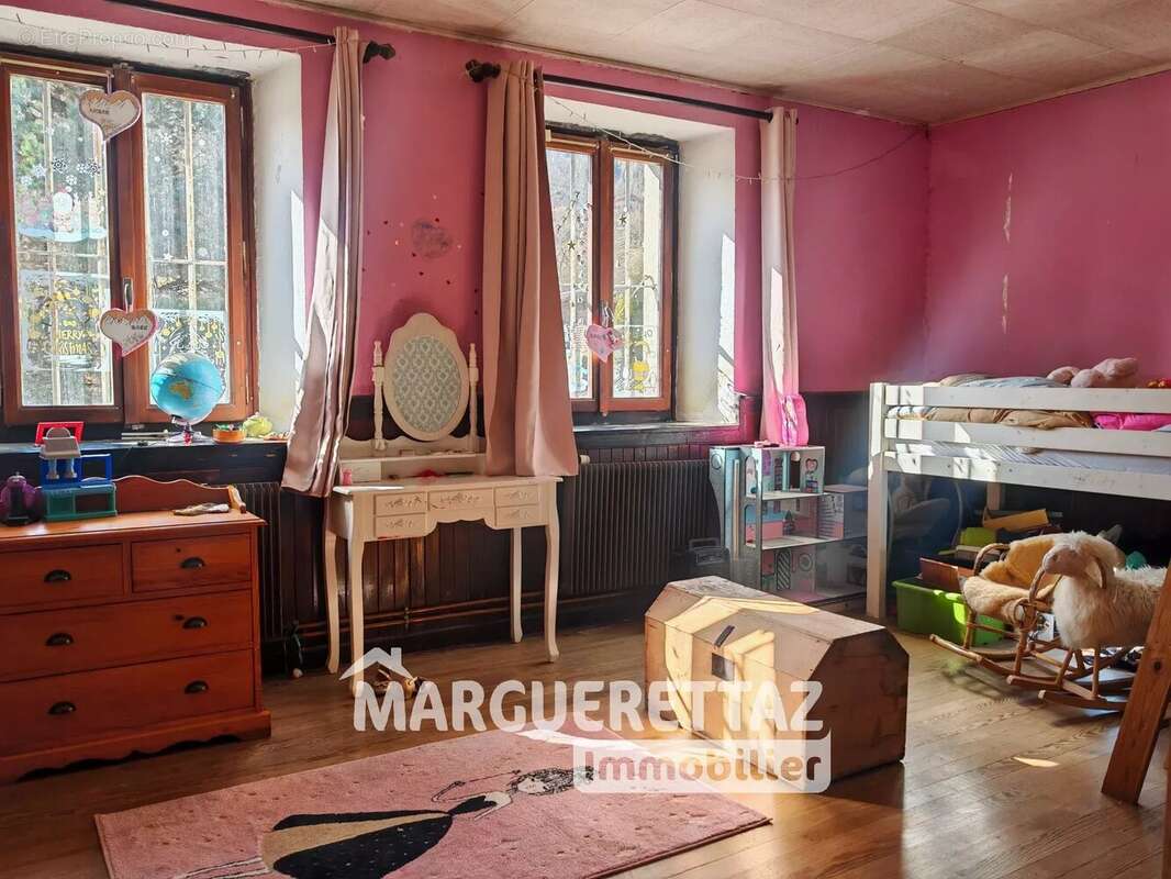 Maison à LA RIVIERE-ENVERSE